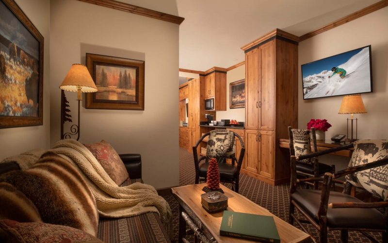 ONE BEDROOM SUITE - Living Room - Parkway Inn